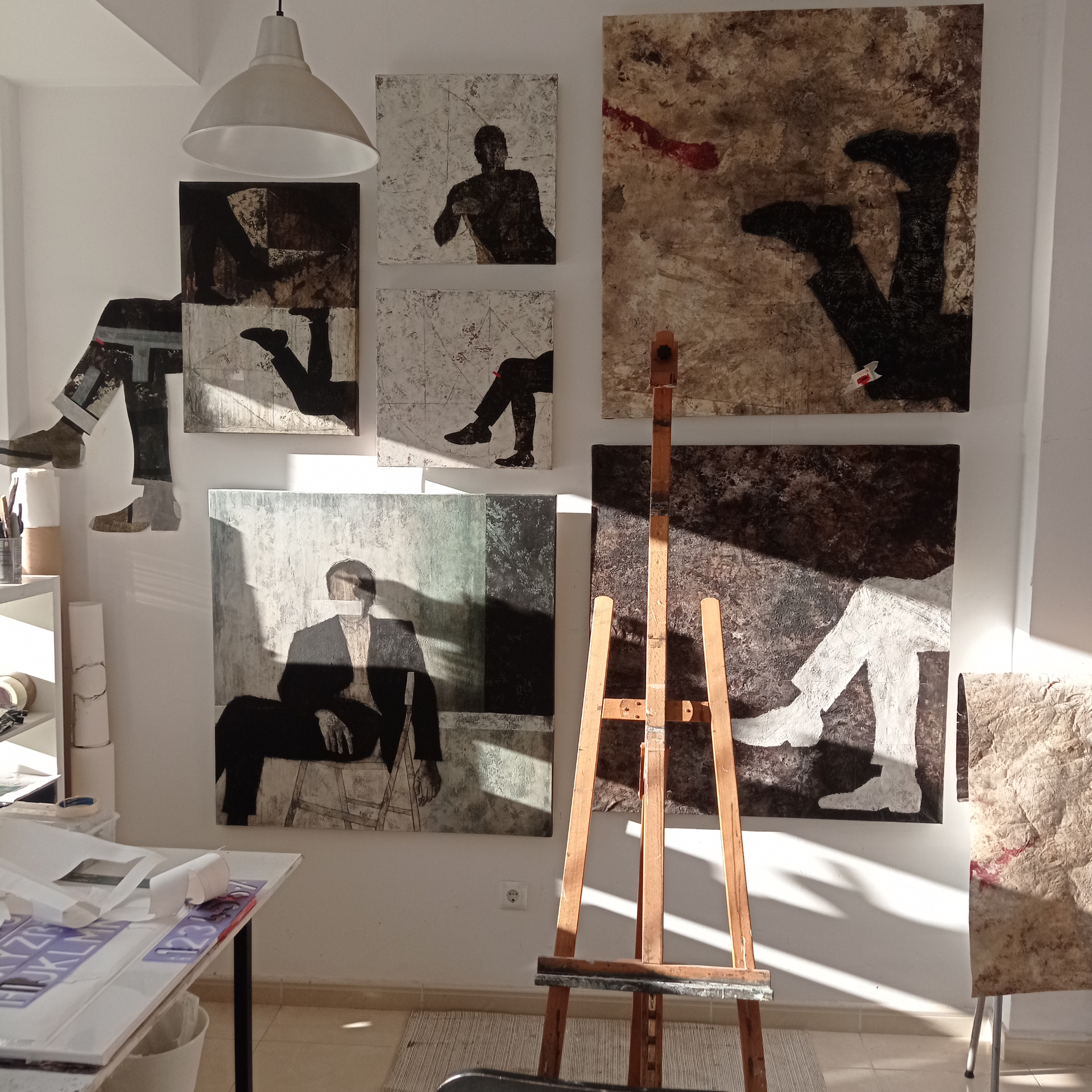 El estudio de pintura de Chema Peñas, con un lienzo sobre el caballete