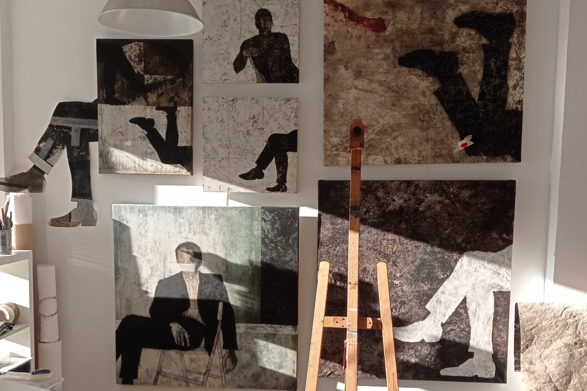 El estudio de pintura de Chema Peñas, con obras colgadas y un caballete